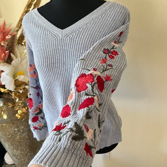 American Eagle Knit Periwinkle Top with Embroidered Floral Print On Bell Sleeves - Picture 2 of 10